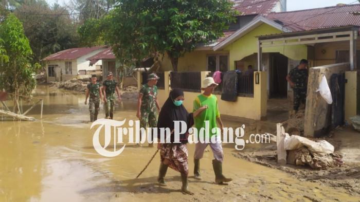 BANJIR DI PADANG- Penampakan prajurit TNI membantu membersihkan sisa banjir di permukiman warga di kawasan Kelurahan Tabing Banda Gadang, Kecamatan Nanggalo, Kota Padang, Rabu (31/12/2025).