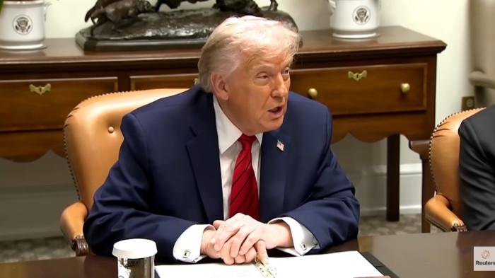 TRUMP TELEPON THAILAND - Presiden AS Donald Trump saat bertemu dengan wartawan di Gedung Putih untuk membahas perang antara Thailand dengan Kamboja, Kamis (11/12/2025).