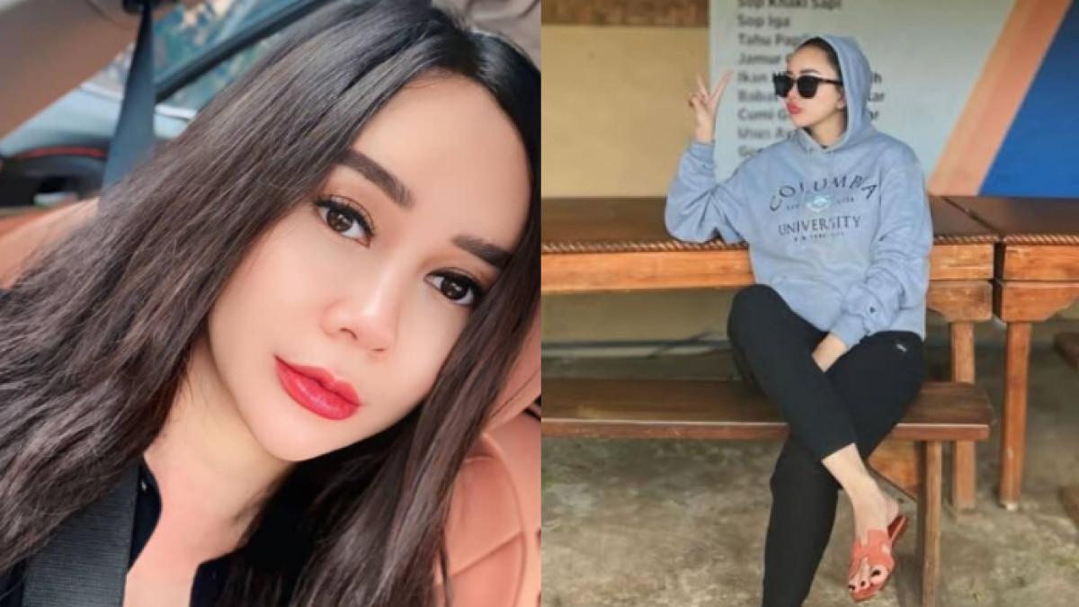 POSTINGAN AURA KASIH - Aura Kasih unggah postingan di awal tahun 2026. Ia terlihat duduk santai di sebuah warung makan.