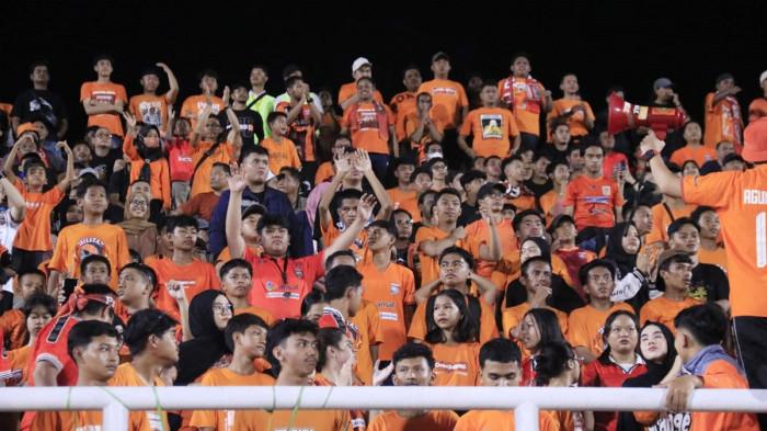 DUKUNGAN BORNEO FC - Suporter Pusamania saat menyaksikan tim kesayangannya Borneo FC Samarinda di Stadion Segiri. Pusamania mendukung Borneo FC Jaga Keangkeran Stadion Segiri demi mengamankan posisi klasemen atas Super League.(TRIBUNKALTIM.CO/NEVRIANTO HARDI PRASETYO)