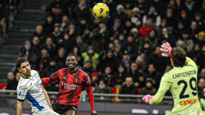 Aksi pemain AC Milan Rafael Leao saat menendang bola ke gawang Atalanta di Liga Italia, Senin (26/2/2024) dinihari WIB.