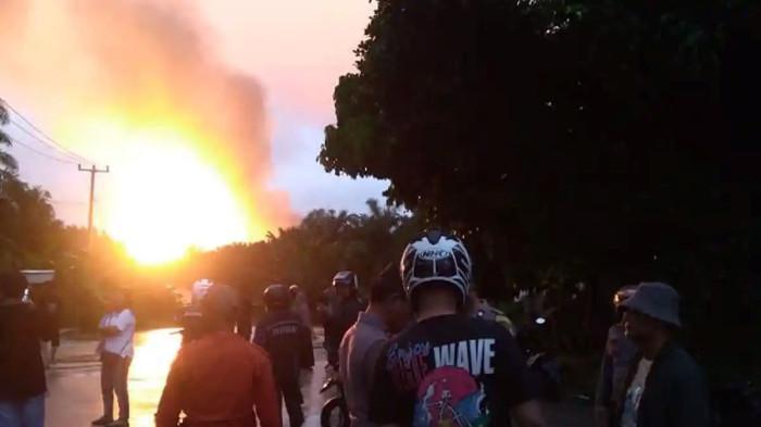 PIPA GAS TERBAKAR - Pipa gas nasional milik Perusahaan Gas Negara (PGN) di Desa Batu Ampar, Kecamatan Kemuning, Kabupaten Indragiri Hilir (Inhil), terbakar hebat pada Jumat (2/1/2026) sore