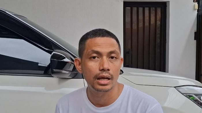 AKSI TEROR - Influencer Ramond Dony Adam alias DJ Donny (kiri) saat ditemui di rumahnya Jalan Tutul VII, Pondok Bambu, Duren Sawit, Jakarta Timur pada Kamis (1/1/2026).