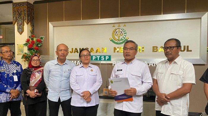 HASIL AUDIT: Bupati Bantul, Abdul Halim Muslih; Kepala Kejari Bantul; dan sejumlah pihak sedang menjelaskan soal kasus dugaan korupsi APBkal Wonokromo, di halaman Kejari Bantul, Jumat (2/1/2026).