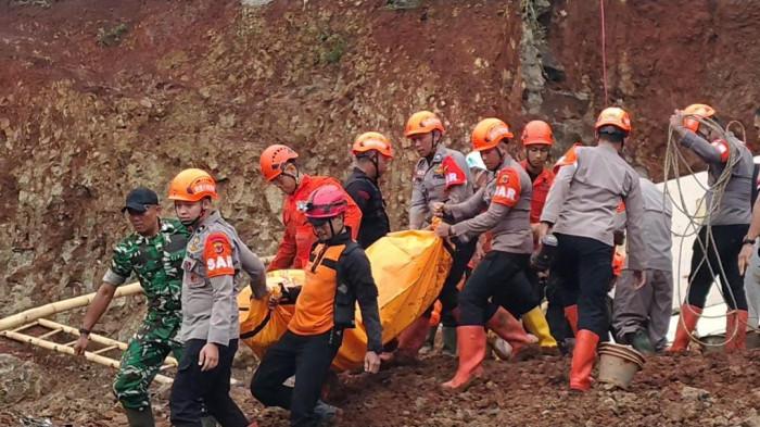 EVAKUASI - Tim SAR gabungan mengevakuasi jenazah korban longsor tebing yang terjadi di Desa Cisempur, Kecamatan Jatinangor, Kabupaten Sumedang, Jumat (2/1/2026). 5 tewas tertimbun dan 2 selamat. 2 korban selamat adalah warga Cisempur.