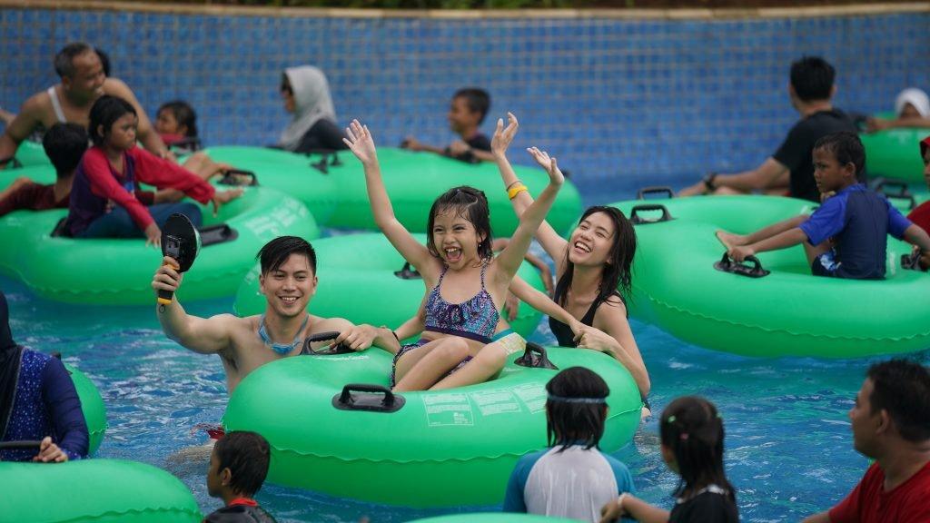 Pengunjung tengah menikmati keseruan wisata di Go! Wet Waterpark, Bekasi, Jawa Barat.