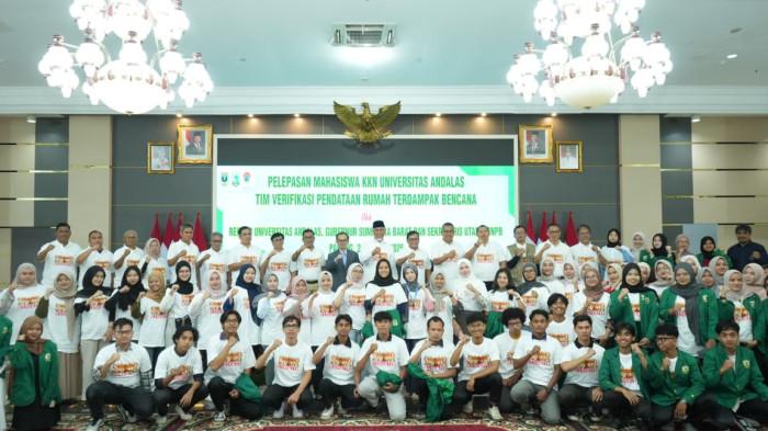 MAHASISWA KKN- Gubernur Sumatera Barat Mahyeldi Ansharullah melepas 400 mahasiswa KKN Universitas Andalas (Unand) yang akan bertugas melakukan verifikasi rumah warga terdampak bencana hidrometeorologi di 13 kabupaten/kota di Sumbar, di Padang, Jumat (2/1/2026).