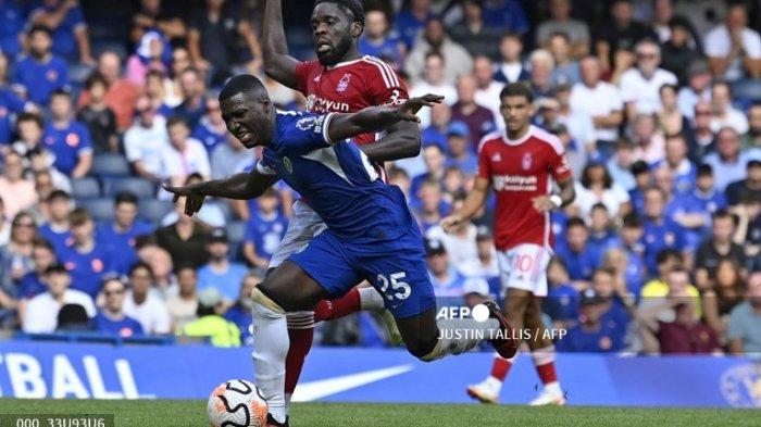 Gelandang Chelsea asal Ekuador, Moises Caicedo (Kiri) bersaing dengan gelandang Nottingham Forest, Orel Mangala (tengah) selama pertandingan sepak bola Liga Premier Inggris antara Chelsea dan Nottingham Forest, Sabtu 2 September 2023.