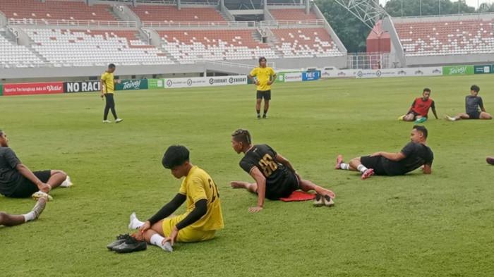 OT SRIWIJAYA FC - Momen pemain Sriwijaya FC melaksanakan sesi Official Training (OT) di Stadion Gelora Sriwijaya Jakabaring Palembang pada Jumat (26/12/2025) sore dengan 18 pemainnya. Sang arsitek Budi Sudarsono menyakinkan anak asuhnya untuk bisa berjuang melawan PSMS Medan.