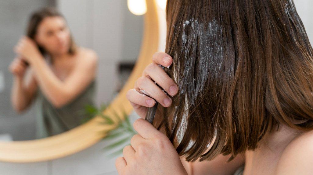 Ilustrasi penggunaan lidah buaya di rambut.