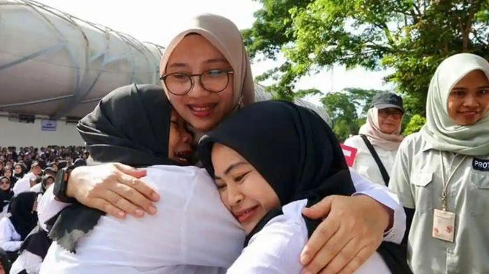 PPPK - Bupati Banyuwangi, Ipuk Fiestiandani, memeluk honorer yang diangkat PPPK Paruh Waktu. Mbok Rehana menangis terharu setelah pengabdiannya selama 28 tahun jadi tenaga administrasi di Puskesmas.