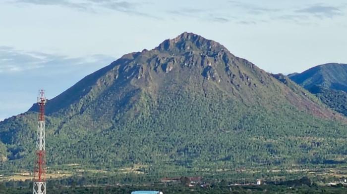 GUNUNG BURNI TELONG WASPADA - Aktivitas Gunung Burni Telong, di Kabupaten Bener Meriah, Provinsi Aceh, dilaporkan kembali mengalami peningkatan pada, Selasa (25/11/2025).