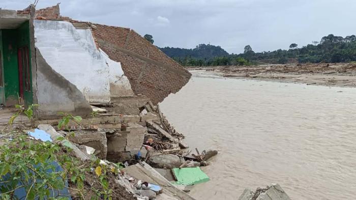 BANJIR BANDANG - Tampak rumah warga yang rusak akibat di hantam banjir bandang di Desa Bener Bepapah Kecamatan Ketambe, Kabupaten Aceh Tenggara, Selasa (16/11/2025).