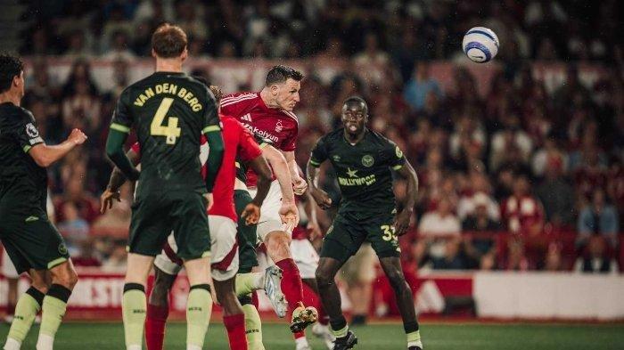 NOTTINGHAM DIPREDIKSI KALAH - Pertarungan bola di udara dalam pertandingan tunda pekan ke-34 Liga Inggris antara Nottingham Forest vs Brentford FC di City Ground Stadium, Jumat (2/5/2025) dini hari WIB. (Website Nottingham - 2/5/2025)
