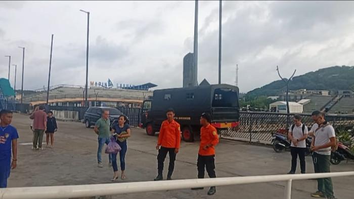 TRIBUNFLORES.COM/PETRUS CHRISANTUS GONSALESKeluarga Korban Berdiri Di Dermaga Saat Tim Sar Gabungan Bergerak Melakukan Proses Pencarian Hari Kelima, Selasa (30/12/2025)