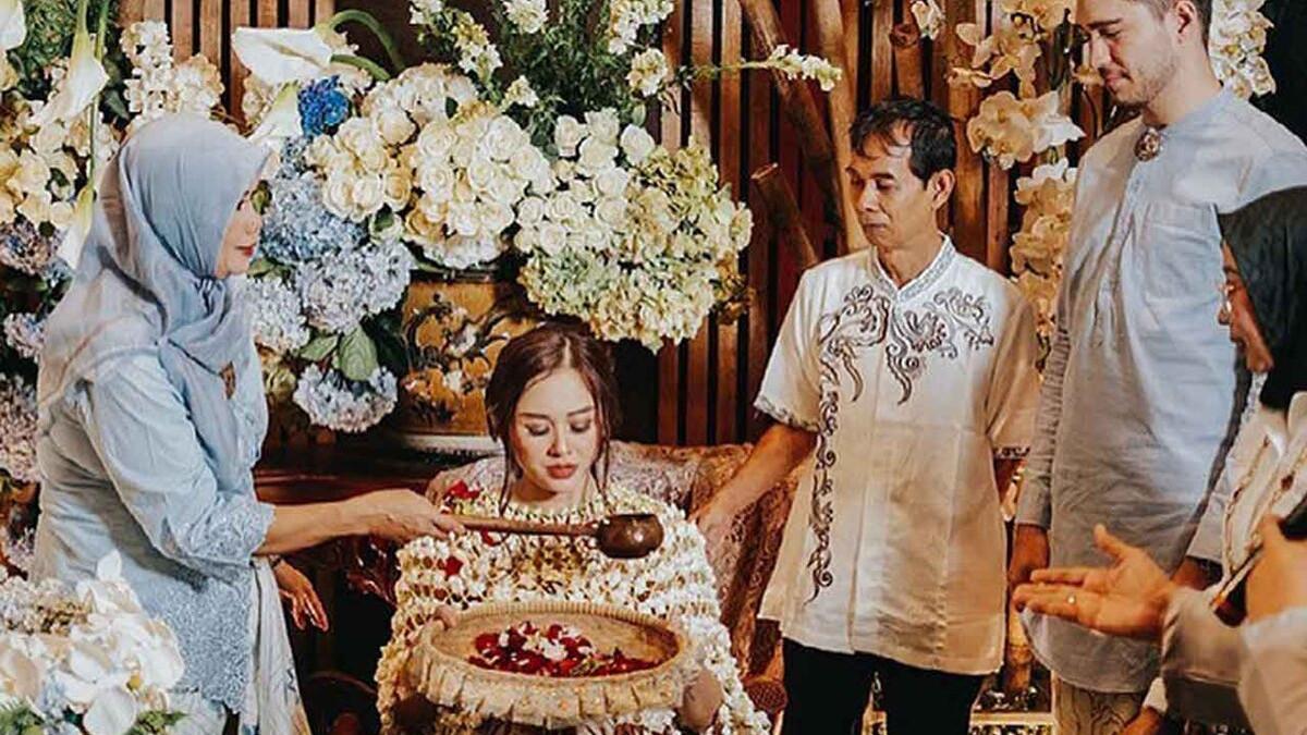 Sejarah Mitoni di Solo diyakini telah ada sejak era Kerajaan Kediri, tepatnya pada masa pemerintahan Prabu Jayabaya.