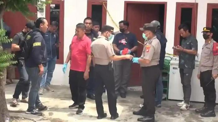 SELIDIKI - 3 orang sekeluarga tewas dirumah, Polisi masih menyelidiki penyebab kematian korban, Jumat (02/01/2026)