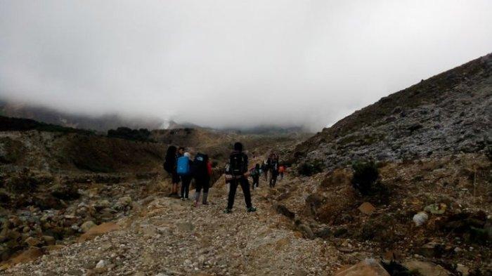Medan pendakian jalan berbatu harus ditempuh para pengunjung dan pendaki untuk bisa sampai ke kawah Papandayan. Salah satu tempat wisata di Garut yang dapat dikunjungi.(Ari Maulana Karang/kompas.com )