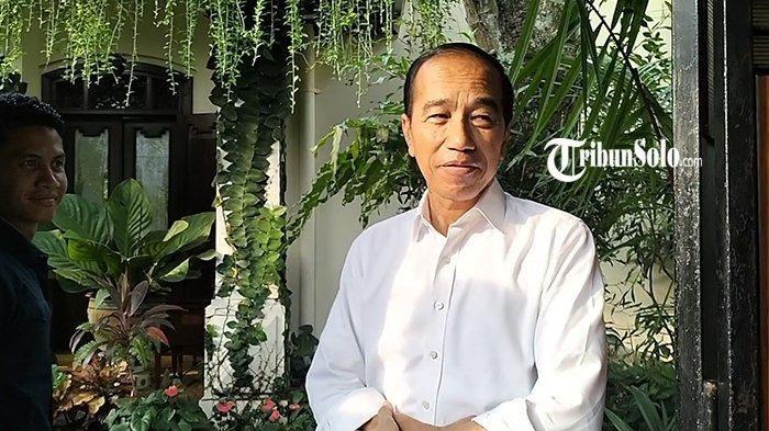 IJAZAH JOKOWI - Presiden ke-7 RI Jokowi saat ditemui di kediaman Sumber, Banjarsari, Solo, Rabu (5/3/2025). Hingga kini polemik ijazah Jokowi masihbelum ada titik terang.