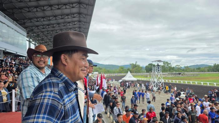 PACUAN KUDA - Gubernur Sulawesi Utara Yulius Selvanus Komaling (YSK) membuka secara resmi Lomba Pacuan Kuda New Year Cup 2026. Lomba digelar di Gelanggang Pacuan Kuda Desa Pinaesaan, Kecamatan Tompaso Barat, Kabupaten Minahasa, Sulawesi Utara, Sabtu (3/1/2026).