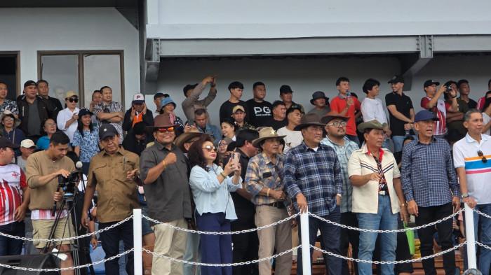 PACUAN KUDA - Gubernur Sulawesi Utara Yulius Selvanus Komaling (YSK) membuka secara resmi Lomba Pacuan Kuda New Year Cup 2026. Lomba digelar di Gelanggang Pacuan Kuda Desa Pinaesaan, Kecamatan Tompaso Barat, Kabupaten Minahasa, Sulawesi Utara, Sabtu (3/1/2026).