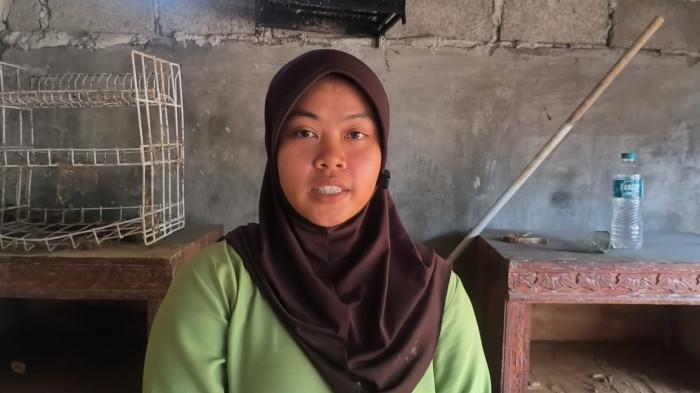 BANJIR- Korban banjir Pasar Lalang, Melati menceritakan kondisi rumahnya yang terendam banjir dan lumpur, Sabtu (3/1/2026). Melati sebut, air sempat masuk ke dalam rumahnya setinggi 1 meter lebih dan menyisakan material dengan tinggi 30 sentimeter, akibat dinding belakang rumahnya jebol.