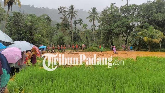 BANJIR DI PADANG- Banjir menerjang kawasan Pasar Lalang, Kelurahan Kuranji, Kecamatan Kuranji, Kota Padang, pada Jumat (2/1/2025) sore.