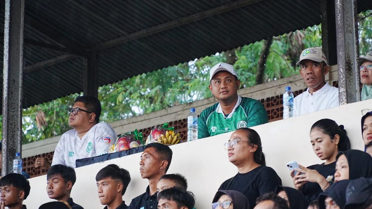 KEMENANGAN PSIK KLATEN - Bupati Klaten Hamenang Wajar Ismoyo menonton langsung pertandingan PSIK Klaten vs Wisesa FC di Liga 4 Jawa Tengah 2025/26 dengan kemenangan telak 7-0 atas di Stadion Trikoyo Klaten, Sabtu (3/1/2026).