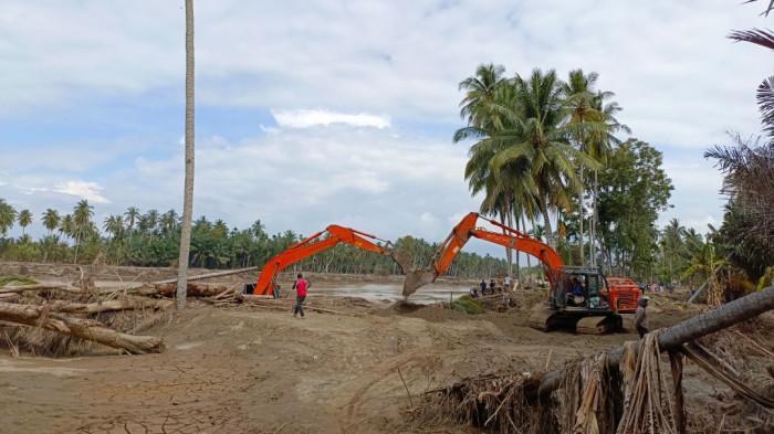 Alat berat langsung dikerahkan untuk mrngerjakan tanggul sehingga banjir tidak mamasuki perkampungan warga. (Foto/Ferizal Hasan)