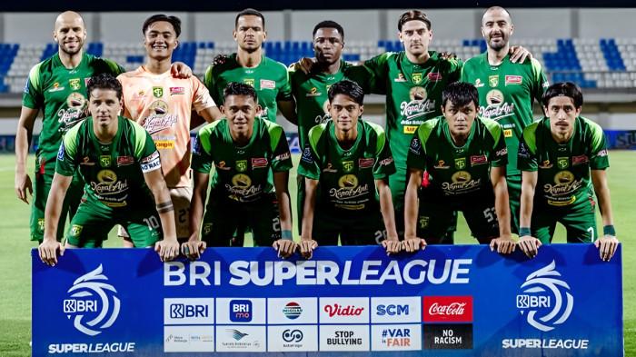 TUAN RUMAH TUMBANG - Skuad utama Persebaya saat menghadapi tuan rumah Madura United di Stadion Gelora Madura Ratu Pamelingan, Pamekasan, Jawa Timur pada Sabtu (3/1/2026) malam. Bajul Ijo sukses menumbangkan tuan rumah Madura United dengan skor tipis 0-1 dalam laga pekan ke-16 Super League 2025/2026.
