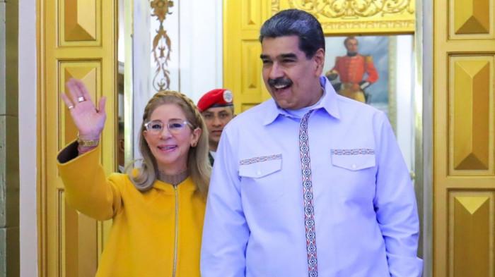SOSOK CILIA FLORES – Presiden Venezuela Nicolás Maduro bersama istrinya, Cilia Flores, di Palacio de Miraflores, Caracas, 25 Desember 2025. Cilia Flores, yang kini diklaim ditangkap Amerika Serikat bersama Maduro, bukan sekadar ibu negara, melainkan politisi senior berpengaruh di Venezuela.