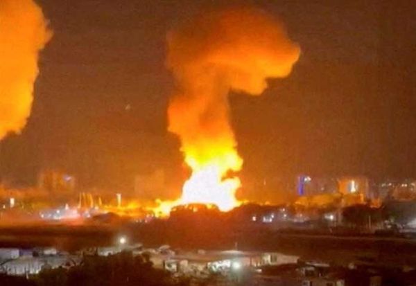 ควันพวยพุ่งขึ้นจากการระเบิดในกรุงการากัส ประเทศเวเนซุเอลา เมื่อวันที่ 3 มกราคม 2569 ภาพนี้ได้จากคลิปวิดีโอของรอยเตอร์