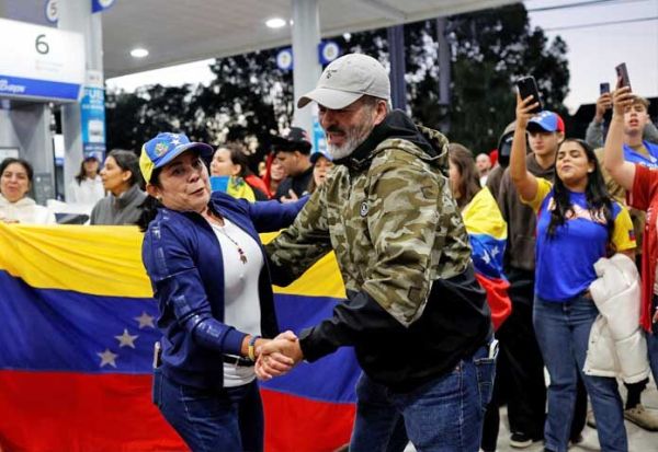 ภาพแสดงปฏิกิริยาของผู้คนต่อข่าวหลังจากที่ประธานาธิบดีโดนัลด์ ทรัมป์ แห่งสหรัฐฯ กล่าวว่าสหรัฐฯ ได้โจมตีเวเนซุเอลาและจับกุมประธานาธิบดีนิโคลัส มาดูโร บนท้องถนนในเมืองไมอามี รัฐฟลอริดา สหรัฐฯ เมื่อวันที่ 3 มกราคม 2026