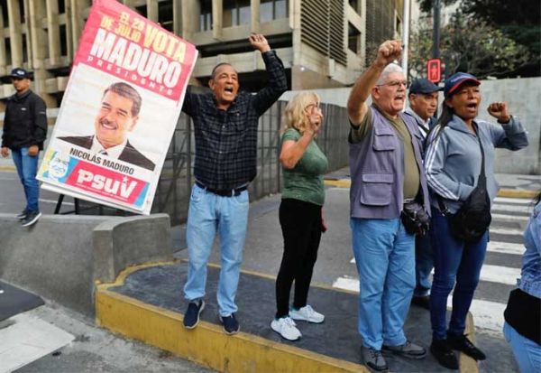 ผู้สนับสนุนชูโปสเตอร์ของประธานาธิบดีนิโคลัส มาดูโร แห่งเวเนซุเอลา ในกรุงการากัส ประเทศเวเนซุเอลา เมื่อวันเสาร์ที่ 3 มกราคม 2026 หลังจากที่ประธานาธิบดีโดนัลด์ ทรัมป์ แห่งสหรัฐฯ ประกาศว่ามาดูโรถูกจับกุมและนำตัวออกนอกประเทศแล้ว