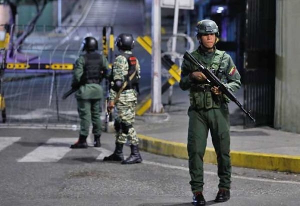 ทหารรักษาความปลอดภัยบริเวณรอบทำเนียบประธานาธิบดีมิราฟลอเรส หลังได้ยินเสียงระเบิดและเครื่องบินบินต่ำในกรุงการากัส ประเทศเวเนซุเอลา เมื่อวันเสาร์ที่ 3 มกราคม 2026