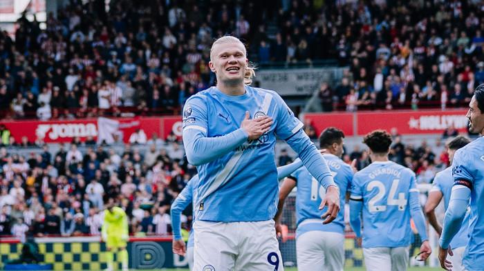 BERSELEBRASI - Selebrasi penyerang Manchester City, Erling Haaland seusai mencetak gol gawang Brentford di Gtech Community Stadium, pada pekan ketujuh Liga Inggris, Minggu (5/10/2025) malam WIB. Manchester City berhasil menang tipis 1-0.