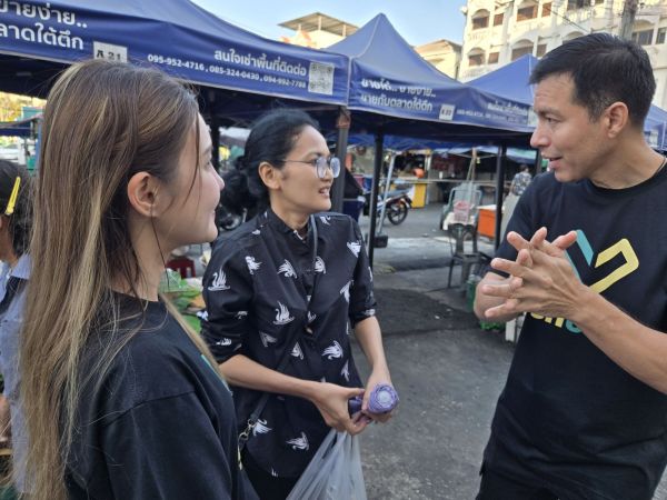 นายเจษฎ์ โทณะวณิก แคนดิเดตนายกรัฐมนตรี พรรครักชาติ ลงพื้นที่หาเสียงบริเวณตลาดประชานิเวศน์ 1