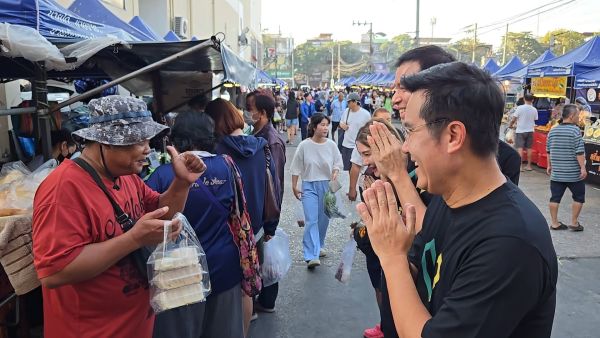 นายเจษฎ์ โทณะวณิก และนายชัยวุฒิ ธนาคมานุสรณ์ แคนดิเดตนายกฯ พรรครักชาติ ลงพื้นที่หาเสียงบริเวณตลาดประชานิเวศน์ 1