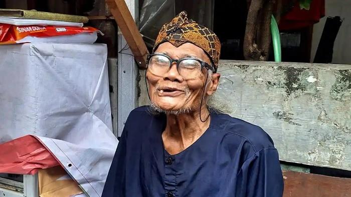 RUMAH AMBRUK - Aktor Senior Diding Boneng mendapat uluran bantuan dari presenter Raffi Ahmad berupa uang sebesar Rp50 juta untuk merenovasi rumahnya kembali pasca musibah ambruk