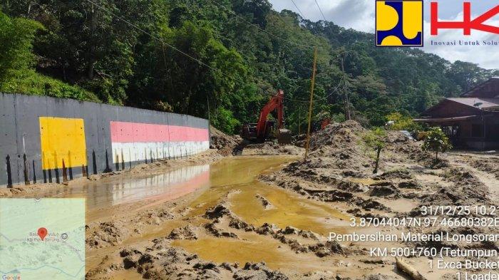 Excavator sedang membersihkan material sisa longsor di ruas jalan Gayo Lues - Aceh Tenggara, kawasan Putri Betung, Gayo Lues, Rabu (31/12/2025).