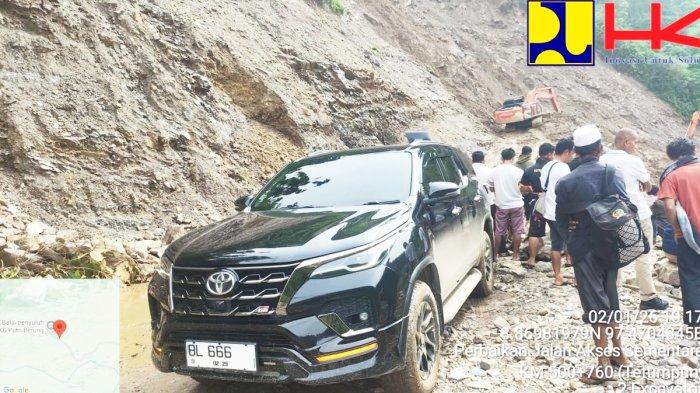 Excavator sedang membersihkan material sisa longsor di ruas jalan Gayo Lues - Aceh Tenggara, kawasan Putri Betung, Gayo Lues, Rabu (31/12/2025).