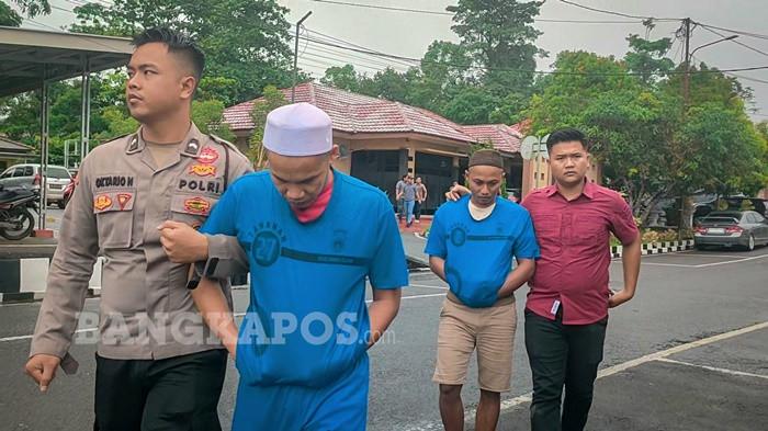 DIGELANDANG POLISI - Anggota Sat Reskrim Polres Bangka Selatan menggiring dua tersangka kasus penampungan dan pengolahan pasir timah ilegal, Sabtu (3/1/2025). Keduanya tersangka ditangkap bersama barang bukti lebih dari 1,6 ton pasir timah tanpa izin.