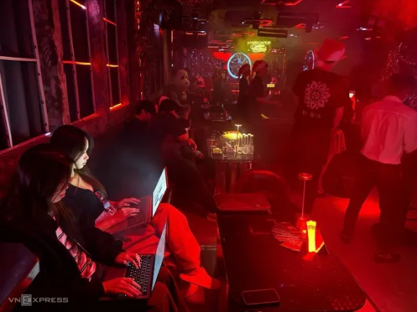 Minh Ngoc (left cover), 21 years old, in Cau Giay ward, working at a bar in Dong Da ward, Hanoi, December 20. Photo: Nga Thanh