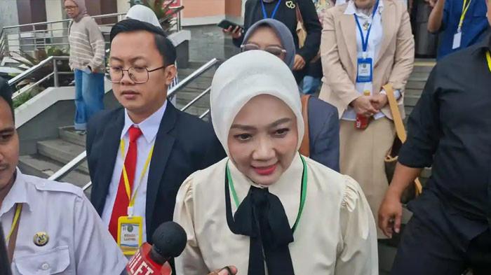 EKSPRESI - Potret Atalia Praratya saat menghadiri sidang perceraian dengan Ridwan Kamil di Pengadilan Agama Bandung, Rabu (31/12/2025).