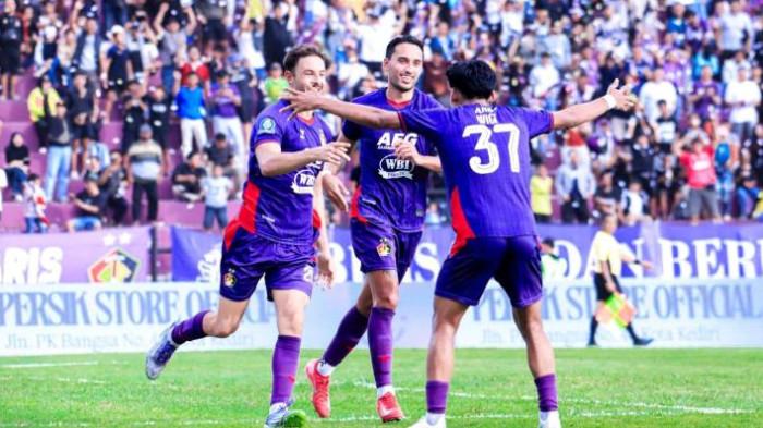 SUPER LEAGUE - Laga Persik Kediri vs Persis Solo di Stadion Brawijaya, Kota Kediri, Sabtu (27/12/2025). Persik Kediri menang dengan skor tipis 2-1.