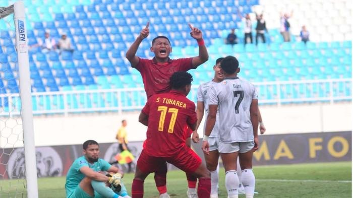 SKOR SEMENTARA - Selebrasi Ikhsan Lestaluhu yang mampu mencatatkan namanya di papan skor. Hasil skor sementara adalah 1-1 menyudahi pertandingan babak pertama antara Arema FC Vs Madura United di lanjutan kompetisi BRI Super League 2025-2026 pada Selasa (23/12/2025).