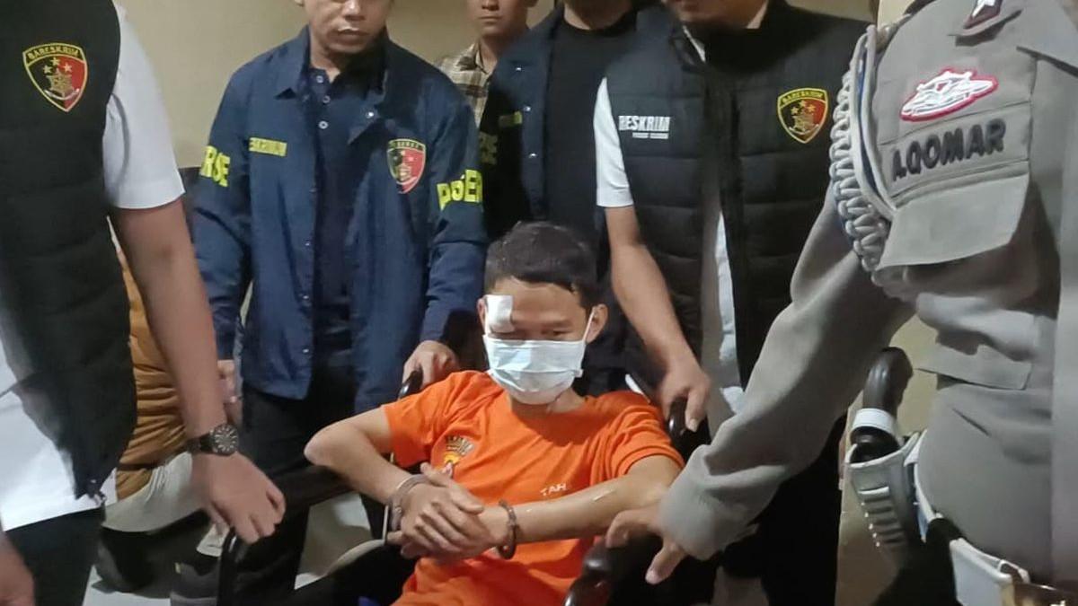 HA (31) tersangka pembunuhan anak politikus PKS Cilegon diperlihatkan saat rilis kasus di Mapolres Cilegon, Senin (5/1/2026).(KOMPAS.com/Rasyid Ridho)