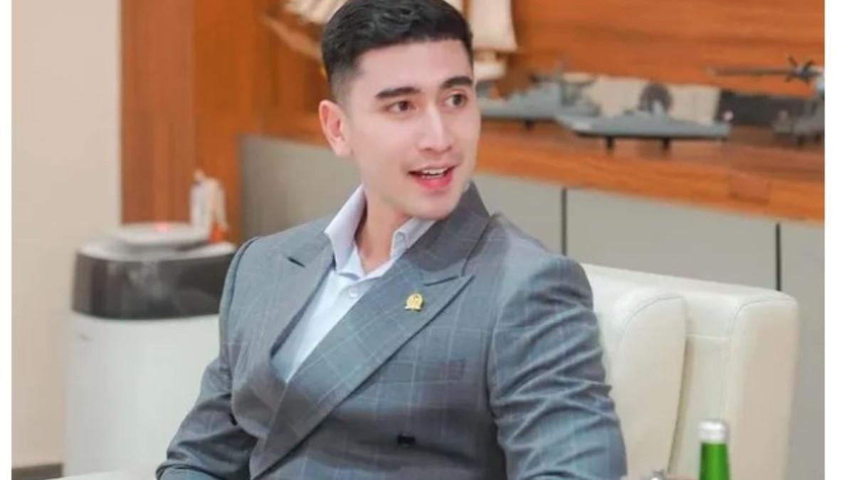 Pandji Pragiwaksono roasting Verrell Bramasta, dinilai tidak kompeten untuk jadi anggota DPR RI.