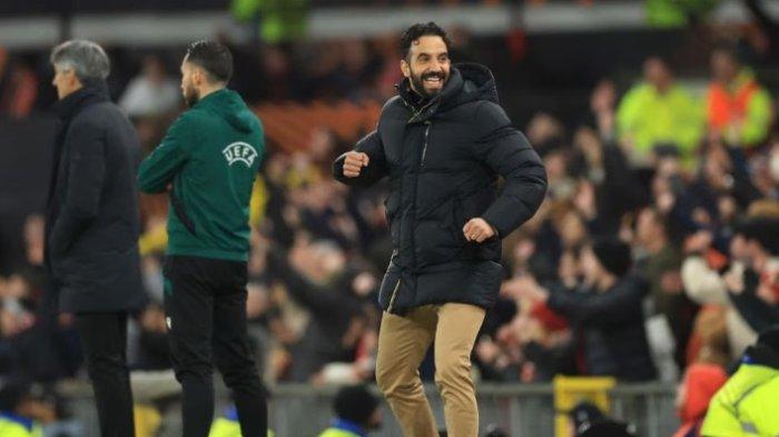 REAKSI RUBEN AMORIM - Kegembiraan manajer Manchester United, Ruben Amorim (kanan) saat timnya mengalahkan Real Sociedad pada leg kedua babak 16 besar Liga Eropa di Old Trafford, Jumat (14/3/2025) dini hari WIB. Manchester United menang dengan skor 4-1. (Laman Resmi UEFA, 14/3/2025).