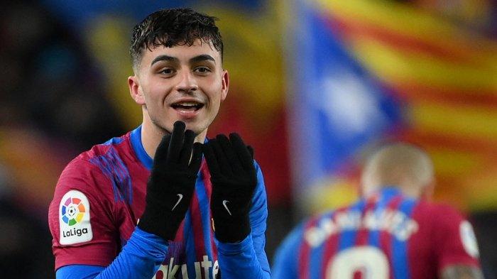Gelandang Barcelona, Pedri, merayakan mencetak gol pembuka selama pertandingan sepak bola Liga Spanyol antara FC Barcelona dan Sevilla FC di stadion Camp Nou di Barcelona pada 4 April 2022.